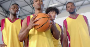 Çeşitli basketbol takımları maça odaklandı. Üniformalı oyuncular takım çalışması ve içeride kararlılık sergiliyor, yavaş çekim..