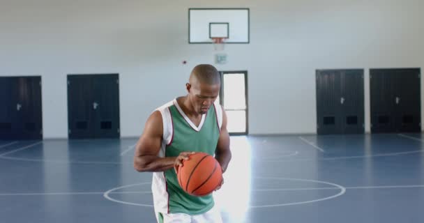 Африканський Американець Грає Баскетбол Приміщенні Копіювальним Простором Спортивний Одяг Передбачає — стокове відео