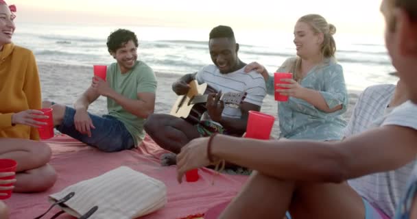 Різні Друзі Насолоджуються Пляжем Заході Сонця Сміх Музика Гурту Створюють — стокове відео