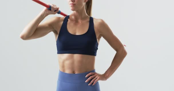 코카서스 선수는 배경에 체육관에서 그녀의 집중된 표현과 운동복은 피트니스와 슬로우 — 비디오