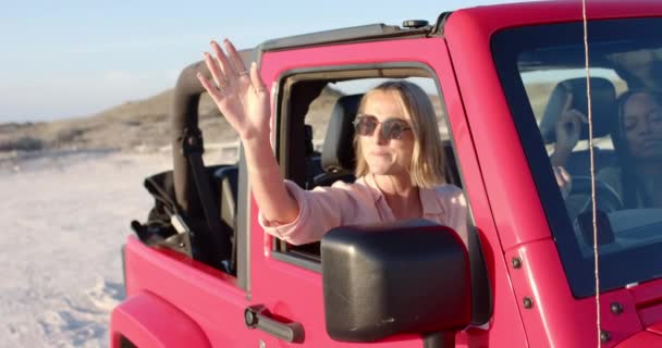 Joven Mujer Caucásica Mujer Afroamericana Disfrutan Día Soleado Jeep Rosa — Vídeo de stock