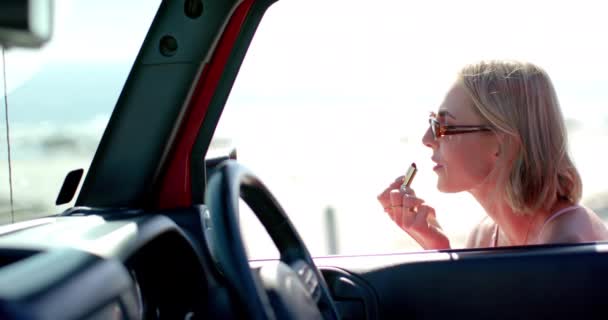 Mulher Branca Jovem Aplica Batom Carro Uma Viagem Carro Ela — Vídeo de Stock
