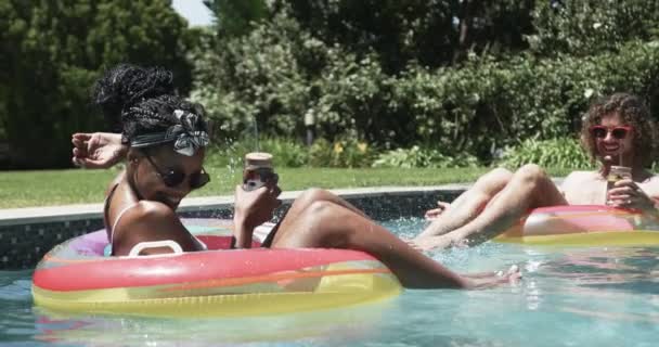 Разнообразная Пара Молодая Афроамериканка Белый Мужчина Наслаждаются Бассейном Отдыхают Поплавках — стоковое видео