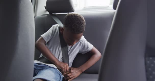 Afrikalı Amerikalı Bir Çocuk Arabanın Arka Koltuğunda Kemerini Takıyor Seyahatten — Stok video