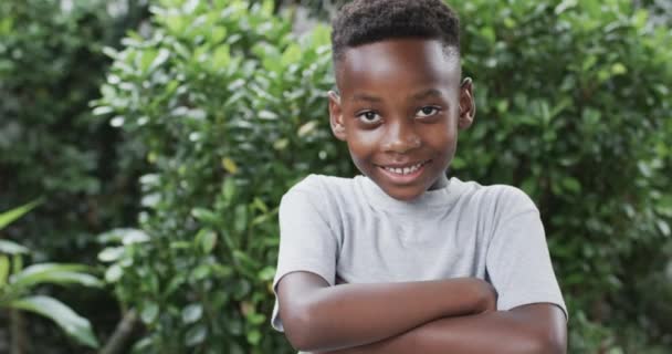 아프리카계 미국인 소년은 자신있게 야외에서 미소를 짓습니다 무성한 슬로우 모션의 — 비디오