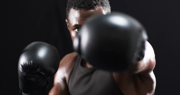 Сосредоточил Афроамериканского Боксера Темном Тренажерном Зале Черном Фоне Пристальный Взгляд — стоковое видео