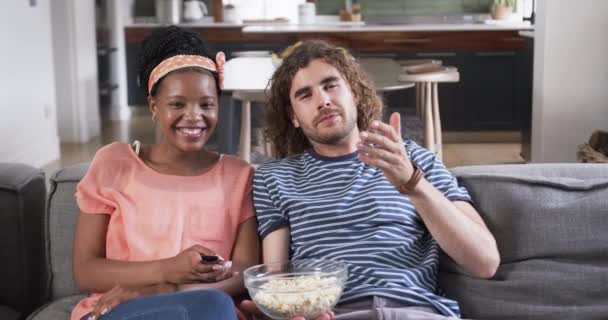 Çeşitli Çiftler Evde Oturup Film Izlemekten Zevk Alırlar Kanepede Rahat — Stok video