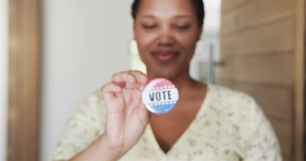 Une Jeune Femme Biraciale Épingle Badge Vote Sur Son Haut — Video