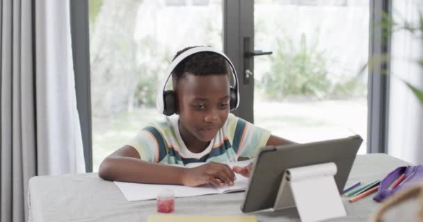Afroameričtí Chlapci Studují Doma Pomocí Tabletu Soustředí Svůj Tablet Learningovou — Stock video