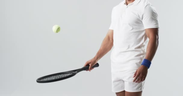 Junger Mann Tenniskleidung Spielt Mit Einem Ball Mit Kopierraum Erfasst — Stockvideo