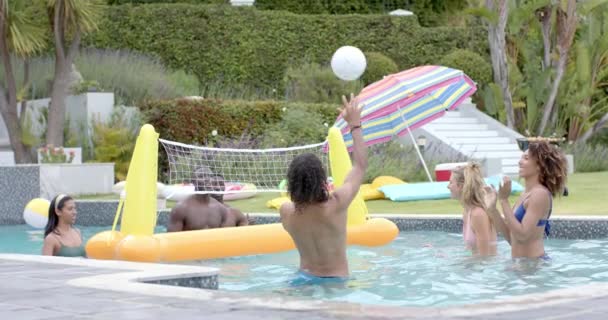 Vielfältige Gruppen Genießen Eine Poolparty Freien Freunde Entspannen Und Kontakte — Stockvideo