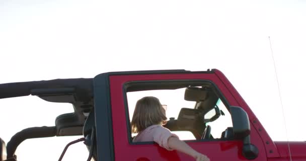 Kafkasyalı Genç Bir Kadın Kırmızı Üstü Açık Arabasıyla Fotokopi Çekilen — Stok video