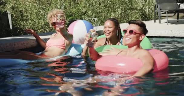 多様な友人がプールで晴れた日を楽しんでいます 笑顔と爽やかな飲み物は完璧な屋外レジャーシーン スローモーションのために作ります — ストック動画