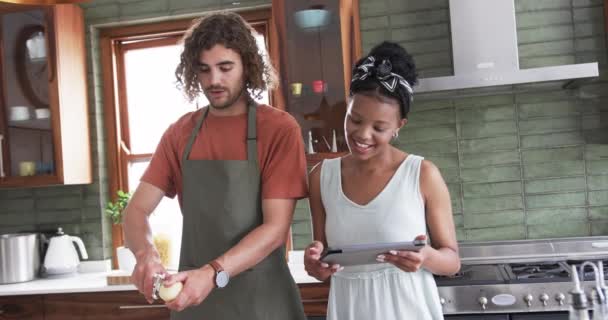 Rozmanitý Pár Mladá Afroameričanka Běloch Vařící Kuchyni Soustředí Společnou Přípravu — Stock video
