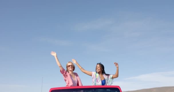 Giovani Donne Afroamericane Caucasiche Godono Una Giornata Sole Viaggio Auto — Video Stock