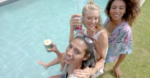 Biracial 여자와 코카서스 여성은 수영장 음료를 있습니다 그들은 화창한 슬로우 — 비디오