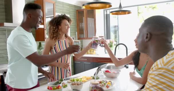 Διαφορετικοί Φίλοι Κάνουν Πρόποση Μια Φωτεινή Σπιτική Κουζίνα Μοιράζονται Μια — Αρχείο Βίντεο