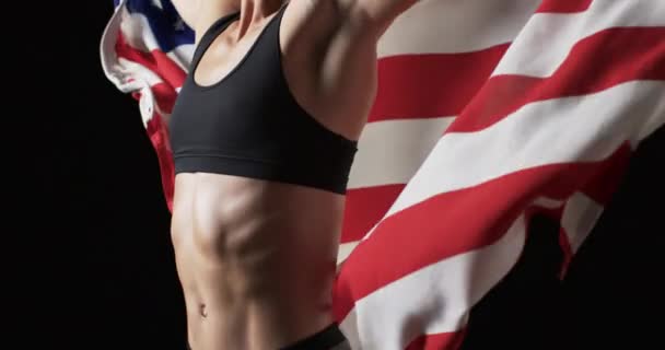 Patriotyczna Młoda Biała Kobieta Atletka Trzyma Amerykańską Flagę Dumą Czarnym — Wideo stockowe