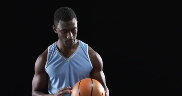 Hombre Afroamericano Sosteniendo Una Pelota Baloncesto Sobre Fondo Negro Exuda — Vídeos de Stock