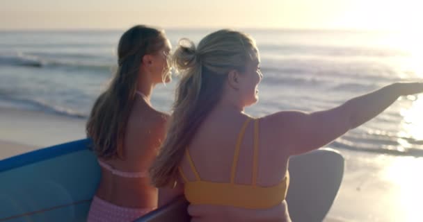 Λευκό Ζευγάρι Απολαμβάνει Ηλιοβασίλεμα Στην Παραλία Κρατούν Μια Σανίδα Του — Αρχείο Βίντεο