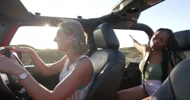 Mulher Caucasiana Jovem Dirige Conversível Uma Viagem Carro Jovem Afro — Vídeo de Stock