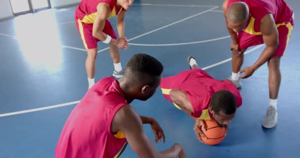 Basketbalisté Strategizují Hřišti Týmová Práce Zřejmá Protože Diskutují Taktiku Během — Stock video