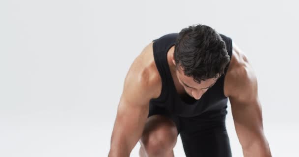 Konzentrierter Junger Mann Sportlicher Kleidung Bereit Für Ein Workout Auf — Stockvideo