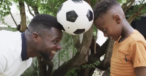 Африканський Батько Син Насолоджуються Грайливим Моментом Відкритому Повітрі Футбольним Ячем — стокове відео