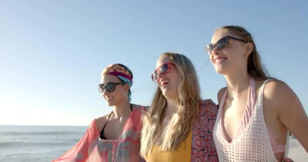 Jovens Mulheres Caucasianas Biraciais Desfrutam Dia Praia Ensolarado Amigos Compartilham — Vídeo de Stock