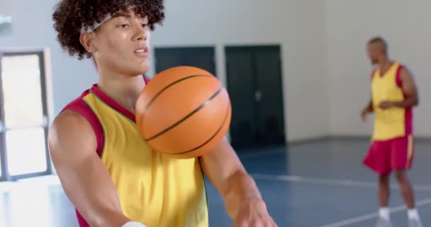 Giovane Uomo Biraciale Campo Basket Concentrato Durante Una Partita Una — Video Stock