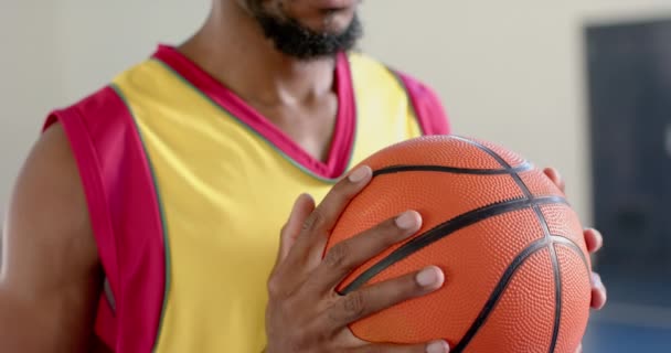 Koncentrált Afro Amerikai Férfi Aki Egy Kosárlabdát Tartott Házban Intenzív — Stock videók