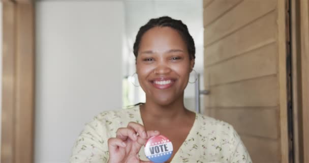 Die Junge Frau Zeigt Hause Einen Wahlausweis Mit Kopierplatz Ihr — Stockvideo
