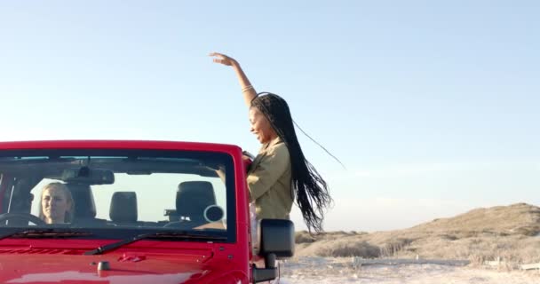 Ung Afroamerikansk Kvinna Och Ung Kaukasisk Kvinna Njuta Road Trip — Stockvideo