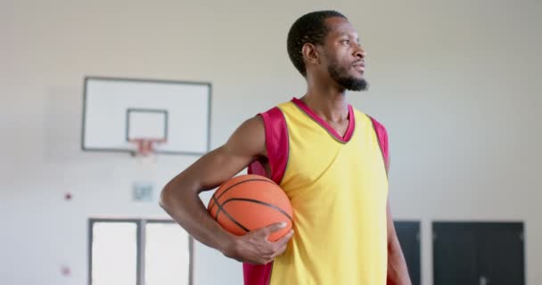 Der Afroamerikaner Posiert Selbstbewusst Einem Fitnessstudio Seine Athletische Kleidung Legt — Stockvideo