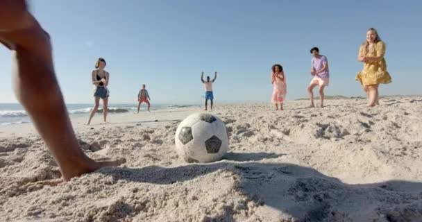 Diversos Amigos Jugando Partido Fútbol Una Playa Arena Con Espacio — Vídeo de stock