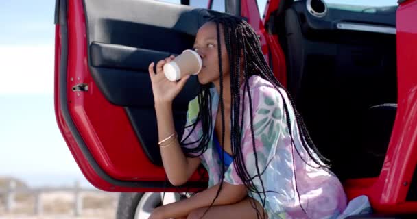 Joven Afroamericana Disfruta Una Copa Aire Libre Viaje Por Carretera — Vídeos de Stock