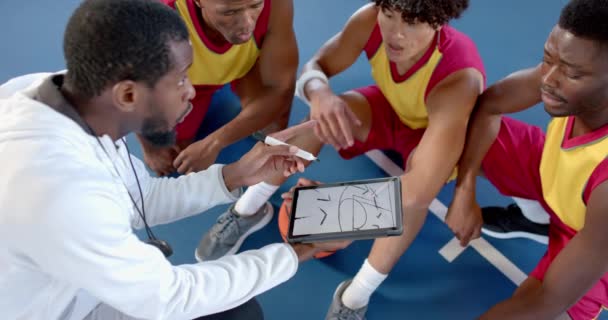 아프리카계 미국인 코치는 법원에서 선수들과 전략을 논의합니다 강렬한 팀워크와 슬로우 — 비디오