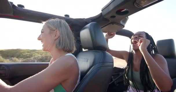 아프리카계 미국인 여성과 코카서스 여행에 햇볕이 있습니다 웃음은 슬로우 모션으로 — 비디오