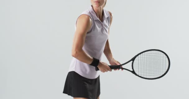 Joven Mujer Caucásica Juega Tenis Interior Sobre Fondo Blanco Centrado — Vídeo de stock