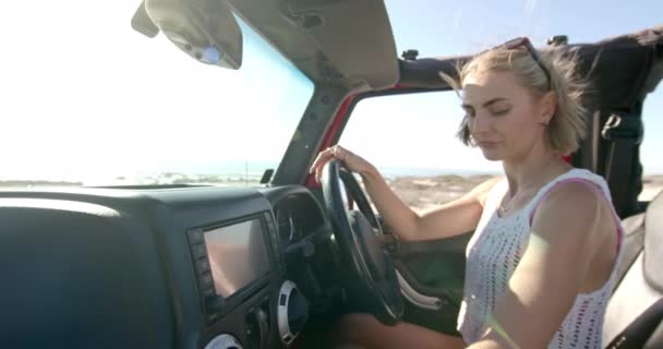 Νεαρή Λευκή Γυναίκα Απολαμβάνει Μια Ηλιόλουστη Οδήγηση Ένα Μετατρέψιμο Ένα — Αρχείο Βίντεο