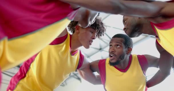 多样化的篮球队挤在一起 激烈的焦点是显而易见的 因为他们在比赛休息和慢动作期间制定了策略 — 图库视频影像