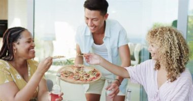 Çeşitli arkadaşlar evde birlikte yemeğin tadını çıkarırlar. Pizza servisi yaparken gülümsüyor, gelişigüzel yemek deneyimini arttırıyor, ağır çekimde..