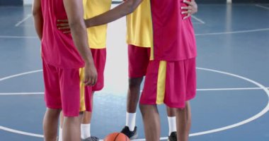 Çeşitli basketbol oyuncuları sahada strateji belirler. Takım çalışması, bir oyun molası sırasında taktikleri tartıştıkları gibi bellidir, yavaş çekim..