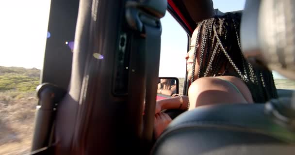 Μια Νεαρή Αφροαμερικανή Απολαμβάνει Μια Βόλτα Αυτοκίνητο Ένα Οδικό Ταξίδι — Αρχείο Βίντεο