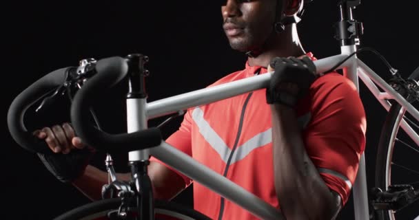 Ciclista Afroamericano Enfocado Sosteniendo Una Bicicleta Sobre Fondo Negro Está — Vídeos de Stock