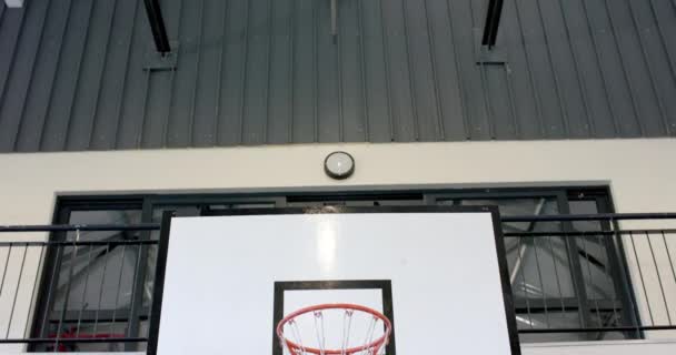 Баскетбольний Кільце Встановлено Відкритій Стіні Копіювальним Простором Він Запрошує Гравців — стокове відео