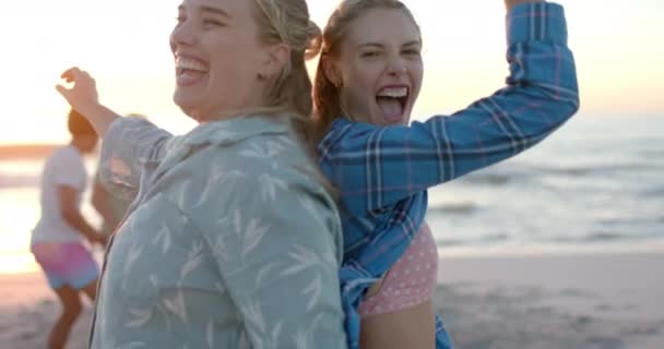 Dos Jóvenes Caucásicas Disfrutan Una Excursión Playa Una Fiesta Con — Vídeo de stock
