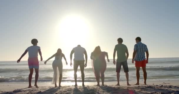 Çeşitli Arkadaş Grupları Güneşli Bir Plajda Neşeyle Zıplarlar Güneşe Karşı — Stok video