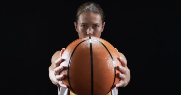 Odaklanmış Beyaz Bir Kadın Siyah Bir Arka Planda Önünde Basketbol — Stok video