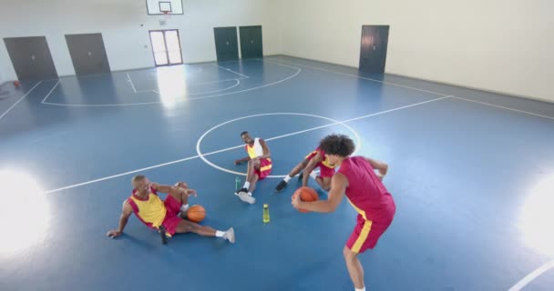 Junge Afroamerikanische Männer Legen Auf Dem Basketballplatz Eine Pause Ein — Stockvideo